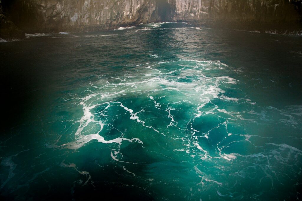 A 3D scientific visualization of deep ocean currents circulating heat, demonstrating how rising Oceanic Heat Content acts as the primary thermal engine for the 2026 Atlantic hurricane season, necessitating urgent Climate Change Adaptation.