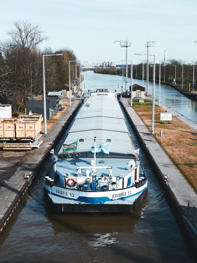 Ohio River, loose barges, hazardous materials, methanol, environmental damage, containment