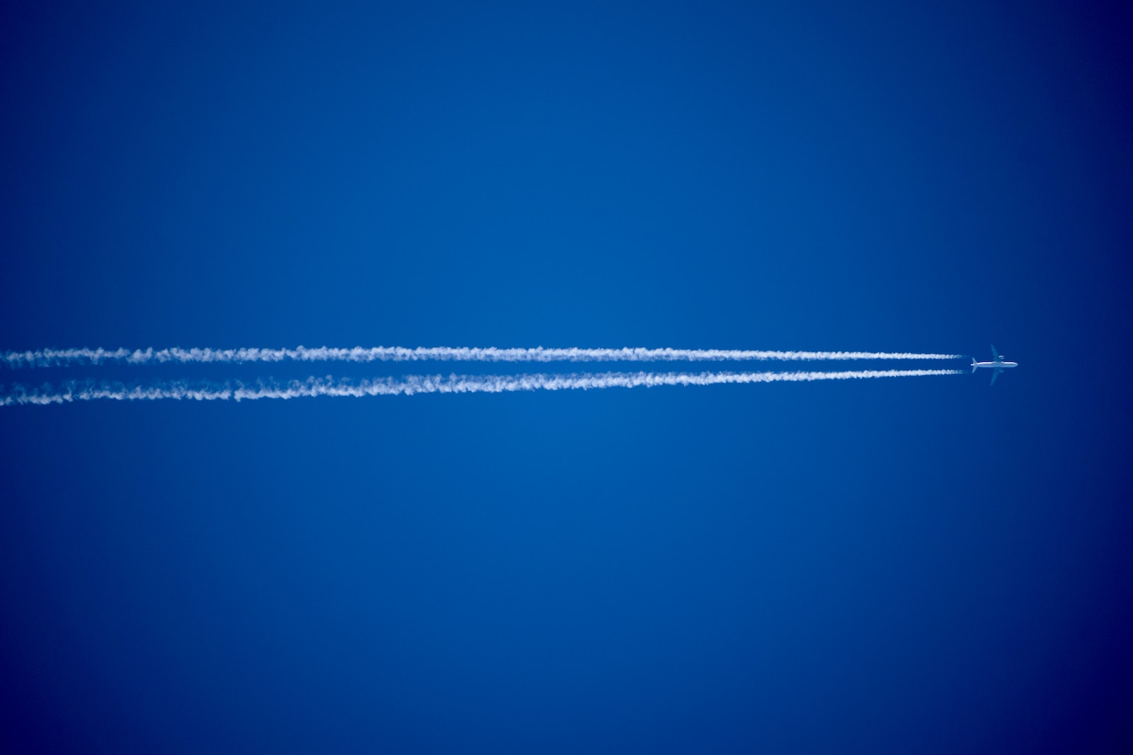 contrails, vapor trails, aircraft emissions, climate change, air quality, ozone depletion, air traffic management, flight planning, alternative fuels, weather patterns, radiative forcing,