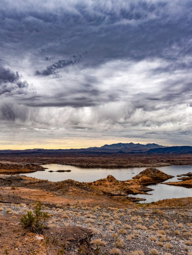 Lake Mead, water crisis, water shortage, Colorado River, drought, water management, water conservation, water level decline, reservoir, hydroelectric power, irrigation, drinking water, Las Vegas, Hoover Dam, water rationing, water allocation, environmental impact, climate change, water policy, water rights, water infrastructure, sustainability, alternative water sources, desalination, water scarcity, water storage, water efficiency,